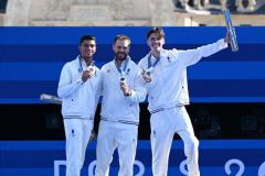 Baptiste Addis, Thomas Chirault et Jean-Charles Valladont soudés après leur médaille d'argent, lundi.  (F.Faugère/L'Equipe)