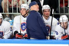 Benoît Messin auprès des joueurs de l'équipe de France. (X. Lainé/FFHG)