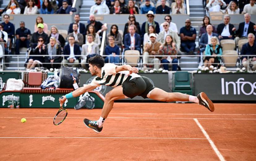 Carlos Alcaraz en pleine course, dimanche en finale. (P.Lahalle/L'Equipe)