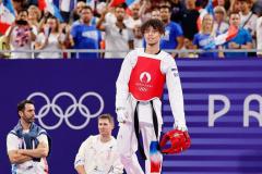 Cyrian Ravet, incrédule : il va remporter le bronze sans avoir combattu, après le forfait de son adversaire, l'Italien Vito Dell'Aquila. (S. Boué/L'Équipe)