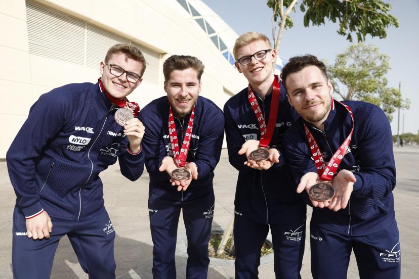 De gauche à droite : Alexis Lebrun, Florian Bourrassaud, Félix Lebrun et Esteban Dorr avec leurs médailles de bronze mondiales devant la Lusail arena, au Qatar. (E. Garnier/L'Équipe)