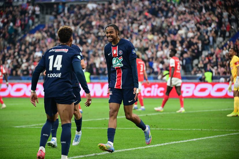 Désiré Doué et Bradley Barcola, après le but du second sur une passe décisive du premier pour permettre au PSG de mener 2-0 samedi dernier en finale de Coupe de France contre Reims (3-0). (J.-B. Autissier/L'Équipe)