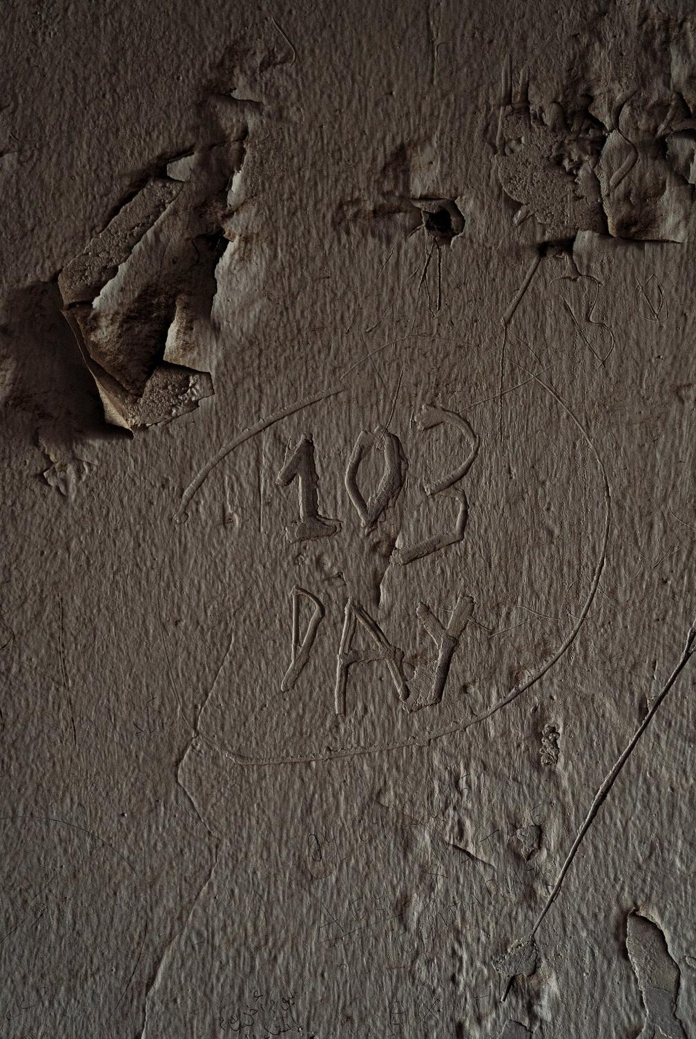 Destiné aux civils ayant commis les crimes les plus graves, le « stade noir » de Raqqa a hébergé des milliers de personnes retenues en captivité sous le joug des djihadistes. Des inscriptions aux murs témoignent de cet enfermement. (P. Barbier/Hors format)