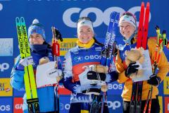 Heidi Weng et Victoria Carl entourent Moa Ilar sur le podium du 10 km. (C. Andersen/Via reuters)