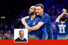 Jean Patry enlace Earvin Ngapeth, visiblement ému, après la victoire des Bleus mercredi face à l'Italie (3-0). (P.Lahalle/L'Equipe)