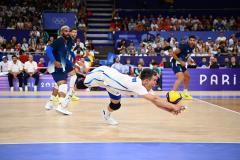 Jenia Grebennikov et les Bleus ont souffert mais sont restés patients pour venir à bout de l'Allemagne. (P. Lahalle/L'Équipe)