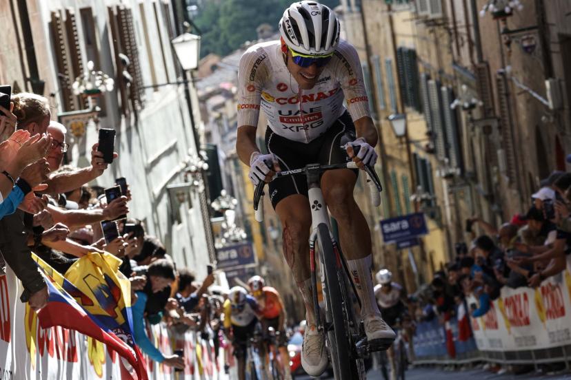 Juan Ayuso avait le genou ensanglanté après sa chute sur la 9e étape du Giro dimanche. (I. Biondi/Presse Sports)