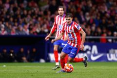 Julian Alvarez, ballon au pied, lors de la victoire de l'Atlético de Madrid contre le Real Valladolid (4-2), lundi. (Dennis Agyeman/AFP)