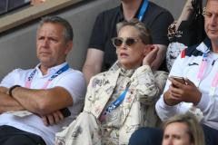 L'actrice Sharon Stone dans les tribunes de Roland-Garros, le 4 août, lors de la finale olympique victorieuse de Novak Djokovic face à Carlos Alcaraz (7-6, 7-6).      (E. Ferrari/Zuma / Panoramic)