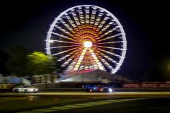 La BMW numéro 15 devant la LMGT3 numéro 77 du Team Proton lors des essais libres durant la nuit de mercredi à jeudi sur le circuit du Mans. (Paulo Maria /DPPI)