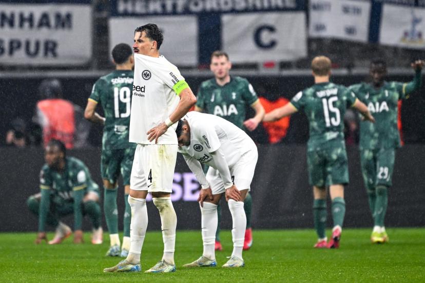 La déception des joueurs de Francfort, éliminés de la Ligue Europa par Tottenham. (Florian Wiegand/Expa/ eibner-pressefoto)