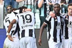 La Juventus célébrant le but de Randal Kolo Muani contre Monza en Serie A. (M. Rana/Presse Sports)