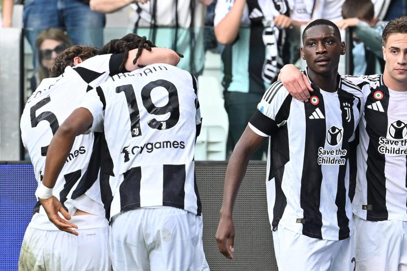 La Juventus célébrant le but de Randal Kolo Muani contre Monza en Serie A. (M. Rana/Presse Sports)