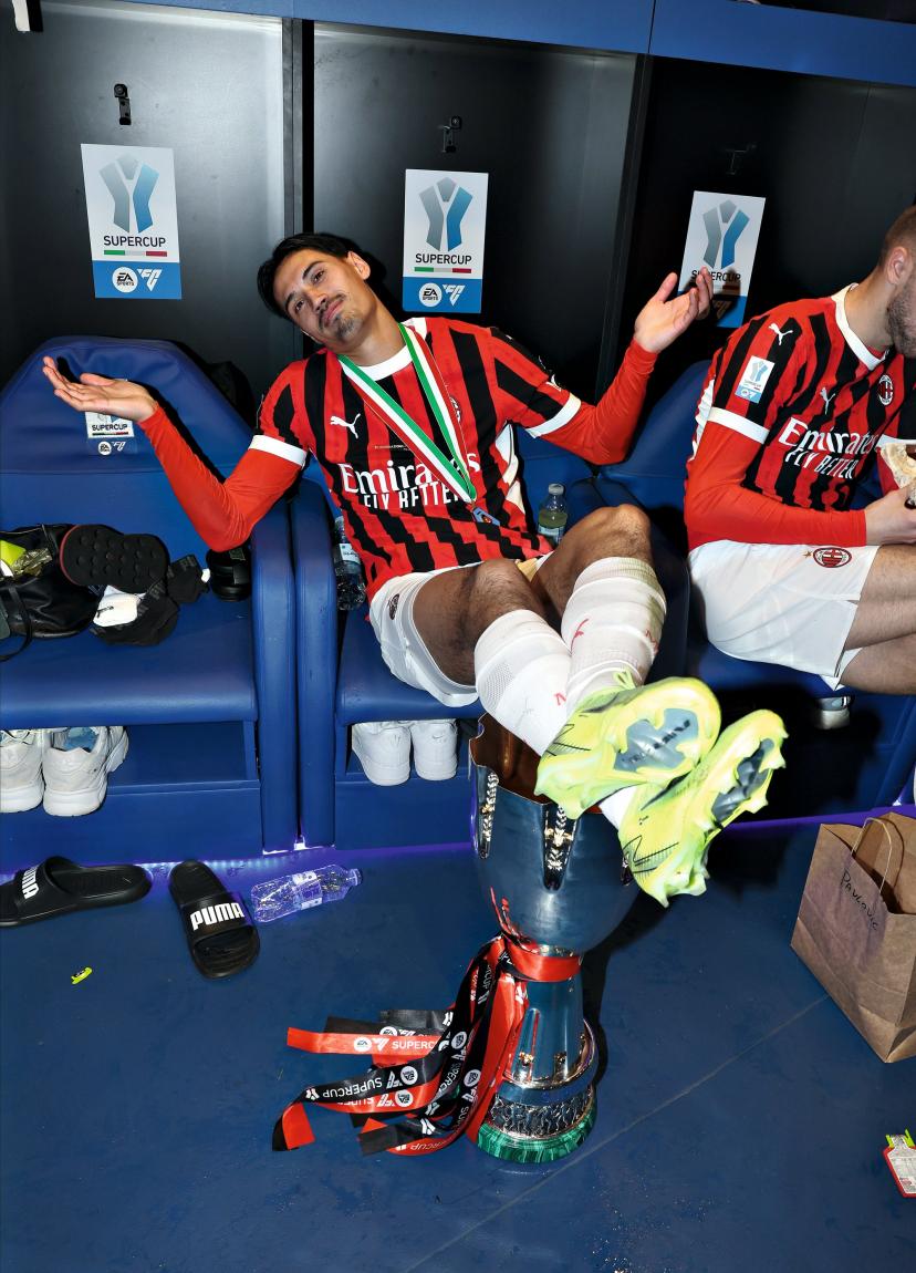 La satisfaction de remporter un premier trophée, la Supercoupe d'Italie, surtout contre l'Inter (3-2). (Claudio Villa/AC Milan via Getty Images)