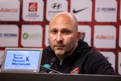 Le coach varois Pierre Mignoni encaisse la défaite de son équipe à Marseille face à Toulouse. (A. Pittore/L'Équipe)