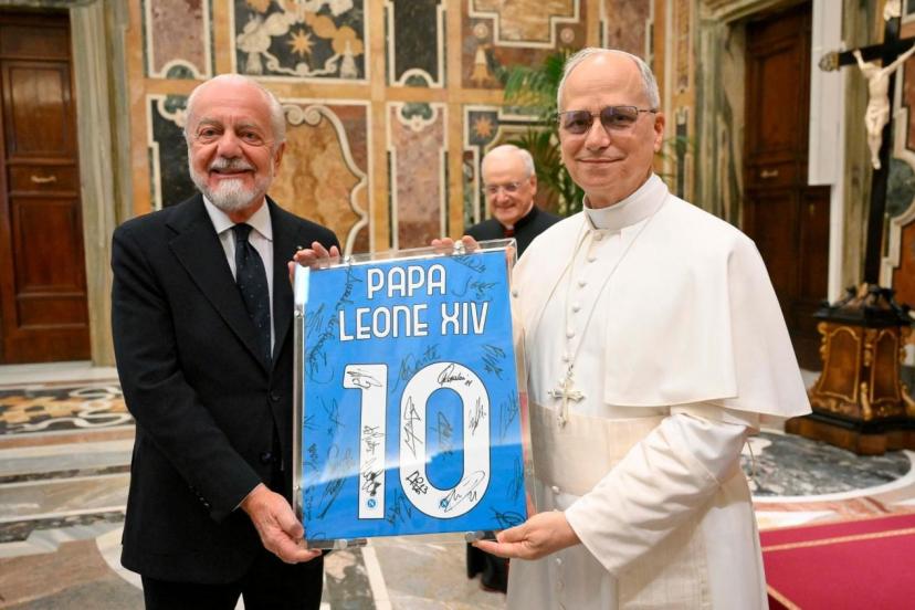 Le président du Napoli, Aurelio De Laurentiis, a offert au pape un maillot de Naples signé par les joueurs. (@Vatican Media)