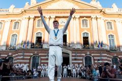 Léon Marchand a été accueilli en rock star mercredi place du Capitole, à Toulouse. Chez lui. (M. Rondel/AFP)