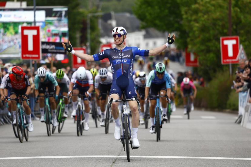Lewis Askey a franchi la ligne d'arrivée en premier à Châteaulin. (Luis Gomez/Sprint Cycling Agency)