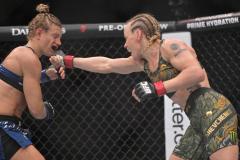 Manon Fiorot (à gauche) s'est inclinée face à Valentina Shevchenko pour le titre des mouche. (Reuters)