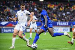 Nidal Celik, ici à gauche avec la Bosnie, au duel avec Castello Lukeba. (F. Faugère/L'Équipe)