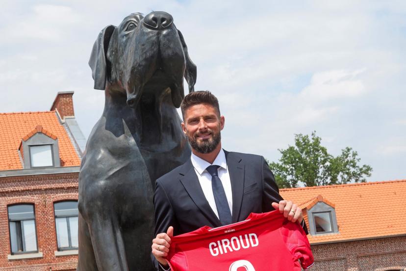Olivier Giroud pose avec le maillot du LOSC. (F. Lo Presti/AFP)