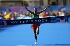 Paris 2024 Olympics - Athletics - Men's Marathon - Paris, France - August 10, 2024. Tamirat Tola of Ethiopia celebrates as he crosses the finish line at Invalides to win gold. REUTERS/Isabel Infantes (Reuters)