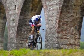 Roglic passe entre les gouttes
