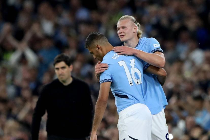 Rodri dans les bras de Haaland au moment de son entrée en jeu. (Reuters)