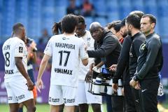 Samba Diawara, l'entraîneur champenois, donne ses consignes pendant Montpellier-Reims (0-0), le 27 avril en Ligue 1. (FEP /Icon Sport)