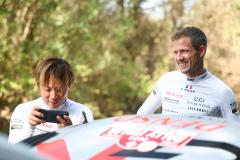 Sébastien Ogier, tout sourire, au côté de Takamoto Katsuta. (McKlein/Toyota Gazoo Racing)