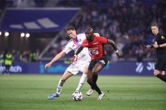 Seko Fofana, à la lutte avec le Lyonnais Nemanja Matic. (A. Martin/L'Équipe)