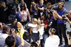 Simone Biles aux côtés de sa grande rivale Rebeca Andrade. (E. Garnier/L'Équipe)