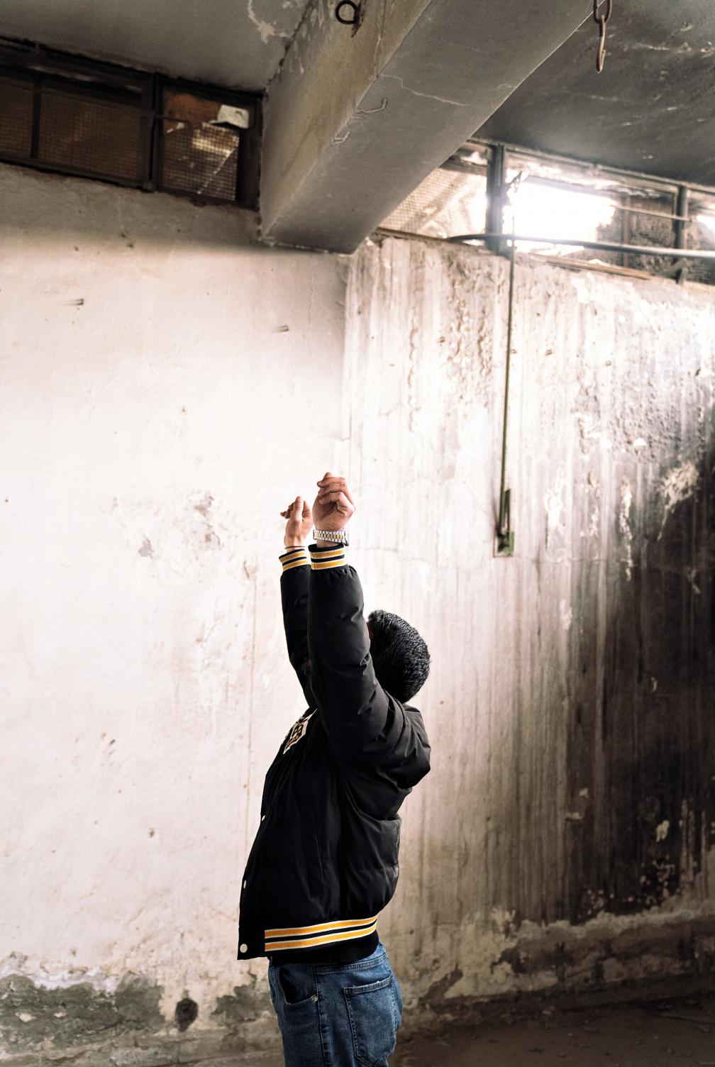 Sous les gradins du stade, 42 pièces restent à l'abandon, à l'image de cette salle de torture. (P. Barbier/Hors format)