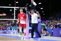 Théo Faure et le sélectionneur des Bleus Andrea Giani, ici aux JO de Paris. (A. Réau/L'Équipe)