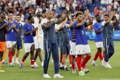 Thierry Henry, ses joueurs et son staff saluent le public du Parc des Princes après la défaite épique en finale des JO face à l'Espagne (5-3 a.p.), le 9 août dernier. (S. Boué/L'Équipe)