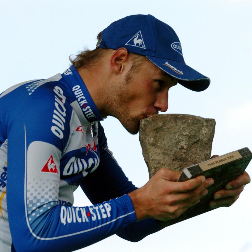 Tom Boonen embrasse son premier pavé de vainqueur de Paris-Roubaix, en 2005. (B. Papon/L'Équipe)