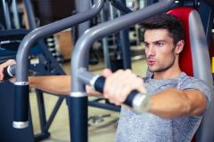 Un adulte s'adonnant à un exercice de musculation. Un enfant/adolescent devra attendre avant de faire pareil... (D.R)
