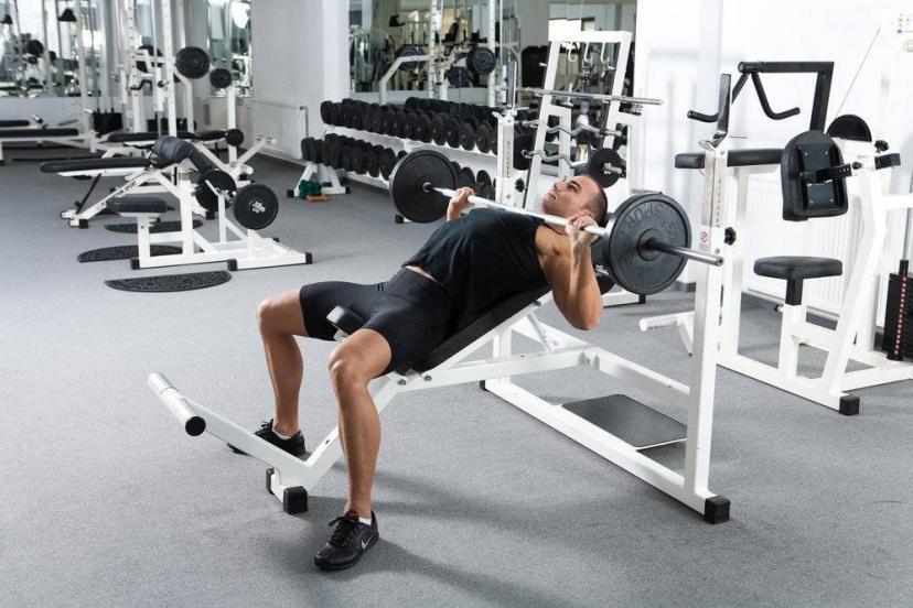Un exemple de développé couché. Un exercice que notre spécialiste conseille de ne pas faire seul... (Shutterstock)