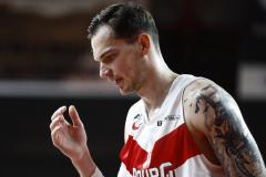 Une soirée à oublier pour Bourg et Maksim Salash. (E. Garnier/L'Équipe)