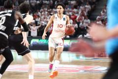 Zaccharie Risacher face aux joueurs du Besiktas, le 26 mars en demi-finales de l'Eurocoupe (86-74). (A. Martin/L'Équipe)